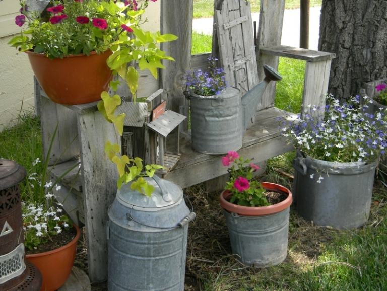 pequeno banco de flores de jardim balde velho plantador de metal rústico
