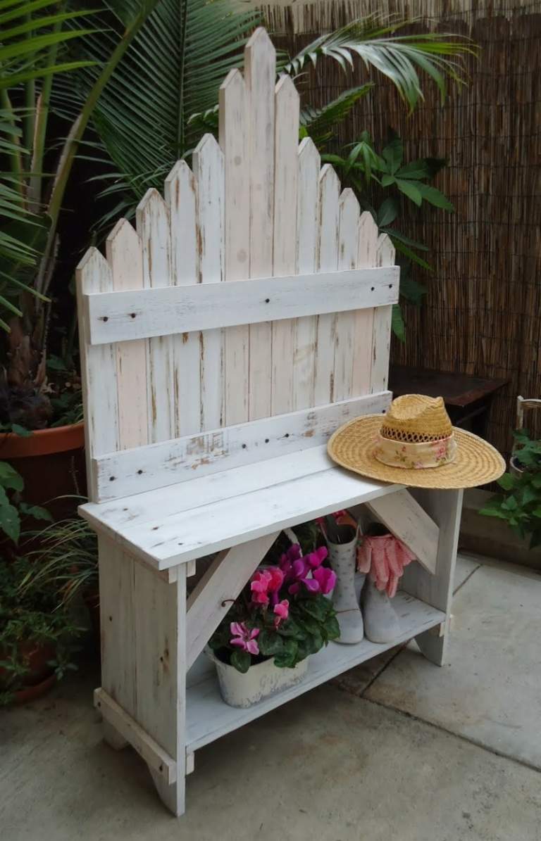 pequeno jardim plantando mesa de madeira surrada ripas de flores chapéu de palha