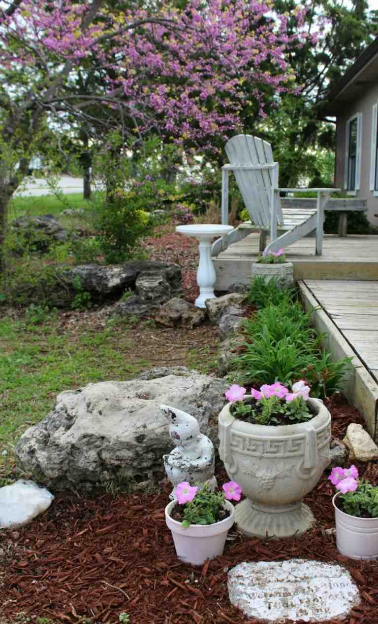 pequenas decorações de jardim ideia surrada vasos de flores árvore flores rosa