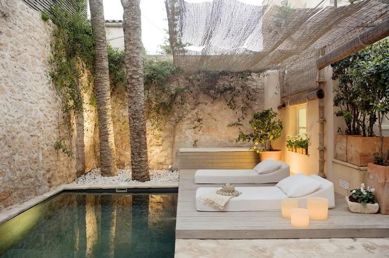 Pequeno-jardim-quintal-Mediterrâneo-proteção solar-piscina-arenito-ladrilhos