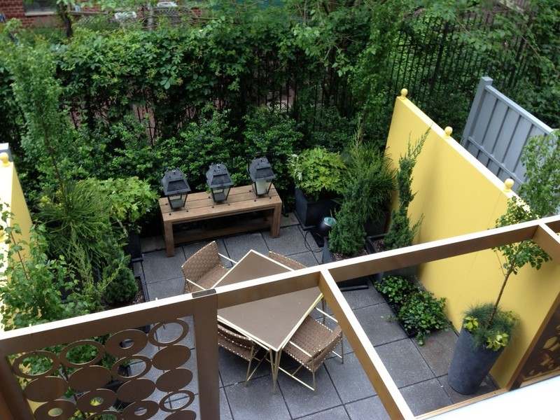 Lanterna de planta trepadeira de parede de concreto de jardim pequeno