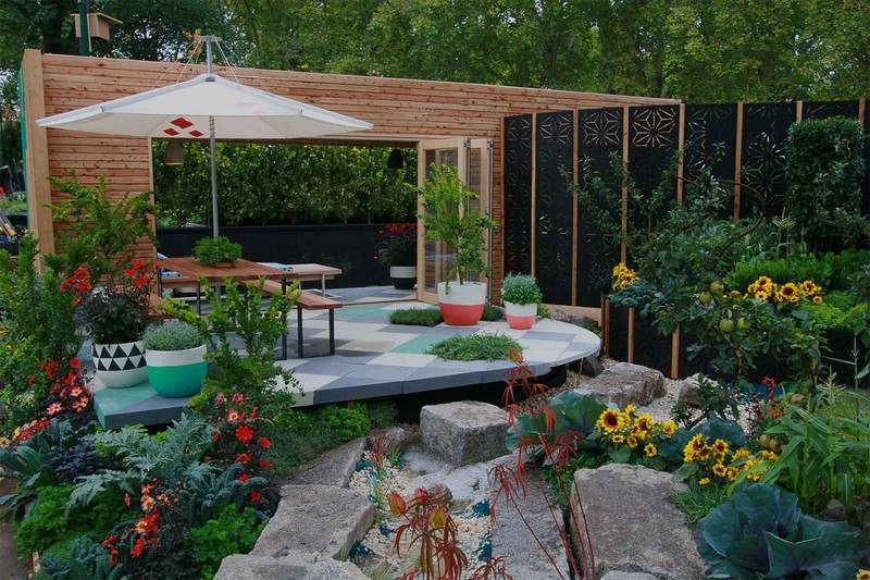 Small-garden-terrace-create-ideas-pergola-perforated-metal-fence