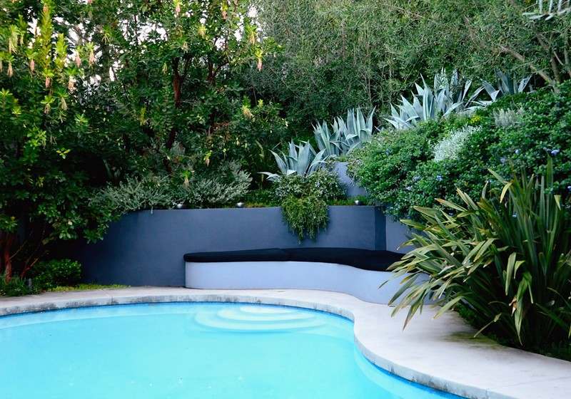 Pequeno-jardim-quintal-piscina-banco de jardim-localização em encosta
