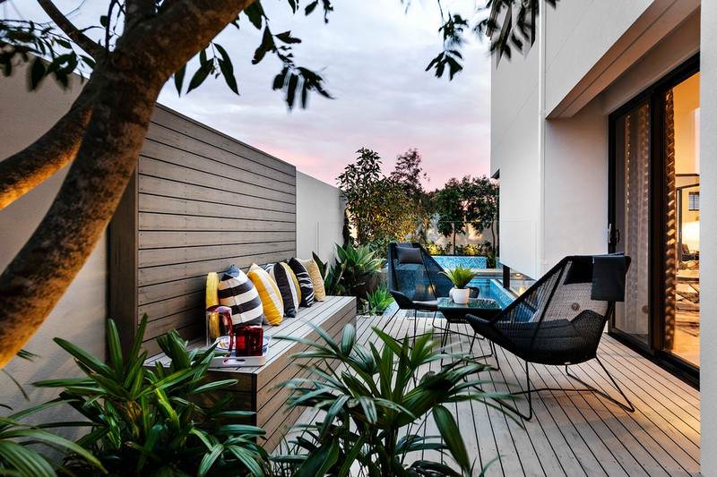 Pequeno-jardim-quintal-terraço-piscina