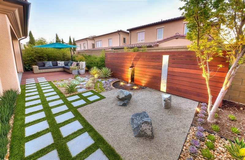 Pequeno jardim nos fundos - água com área de estar - terraço de pedra natural