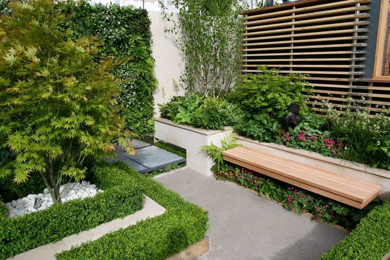 Pequeno-jardim-banco de madeira-painéis-árvore-design moderno
