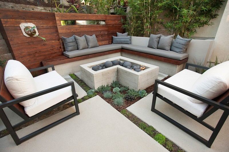 Planta suculenta com pequeno jardim-pátio-fogueira-cerca-de-madeira