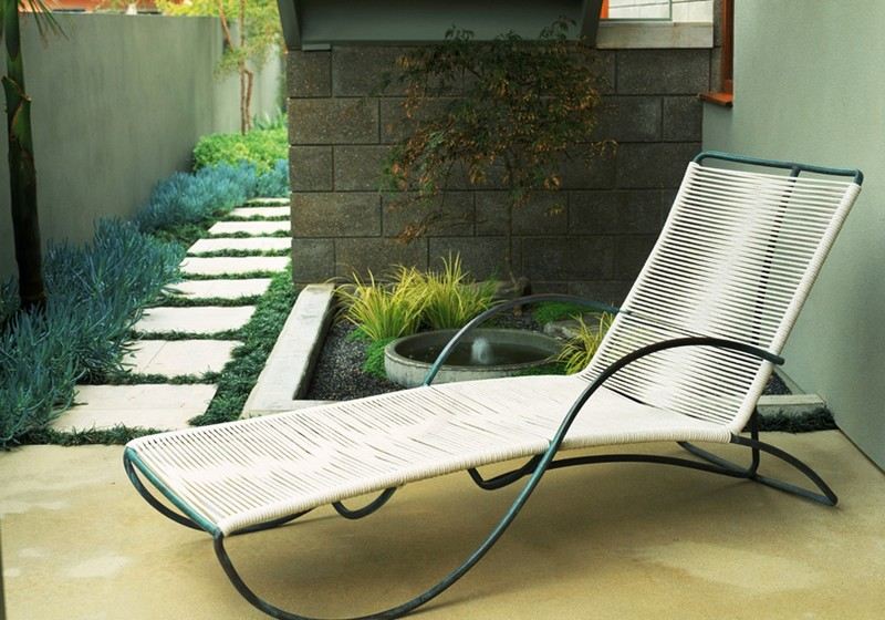 Pequeno jardim com espreguiçadeira de pedra natural relva ornamental