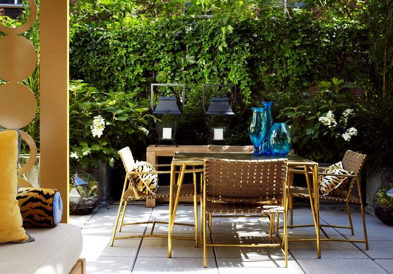 Pequena área de jantar com jardim, pavimentação de pedras, ideias para lanternas