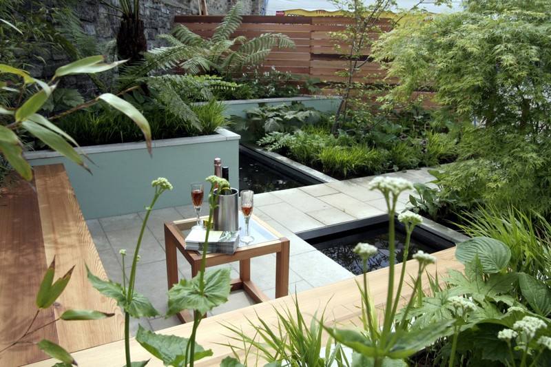 Pequeno banco de jardim com ladrilho de pedra natural para jardim
