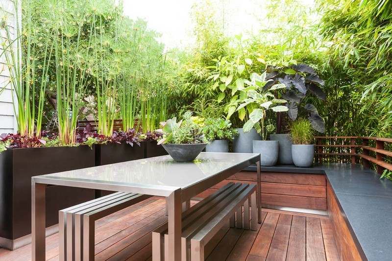 Pequeno-jardim-quintal-bambu-tela de privacidade-banheira plantas-mesa de jardim-aço inoxidável