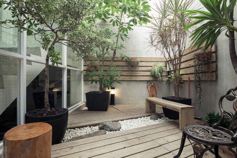 Planta de vaso de Feng Shui de pequeno jardim nos fundos