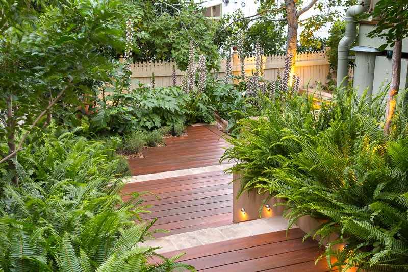 Pequeno-jardim-piso de madeira-aconchegante-bandeiras