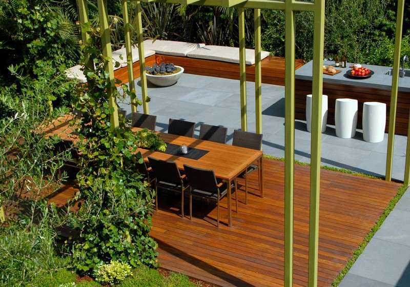 Plano de pequeno jardim, terraço de madeira, pedras para pavimentação