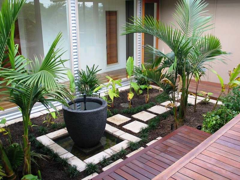 Pequeno-jardim-palmeira-vaso-planta-lagoa-madeira-terraço
