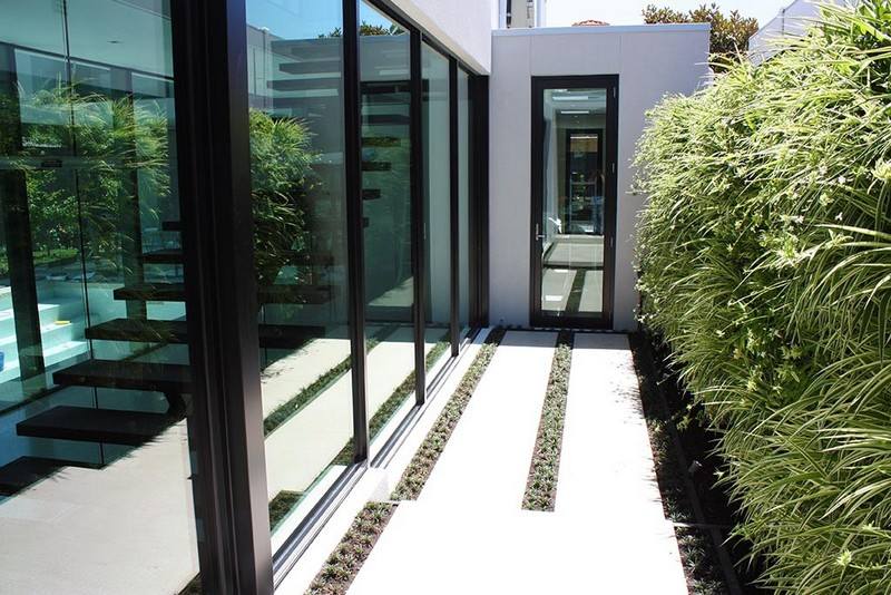 Plantas de jardim pequeno-casa-estreita-entrada-porta dos fundos
