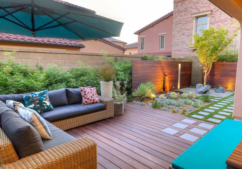Pequeno terraço com jardim deserto jardim jardim de pedras características de água