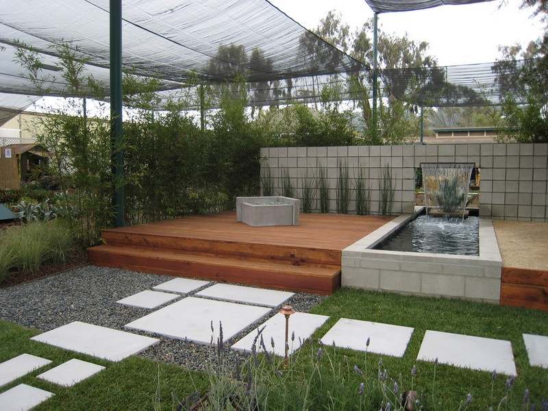 Pequeno jardim-características de água-terraço de madeira-proteção solar