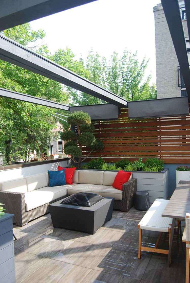 pequeno-jardim-terraço-cama elevada-tela de privacidade-painéis-sofá-vime-lareira