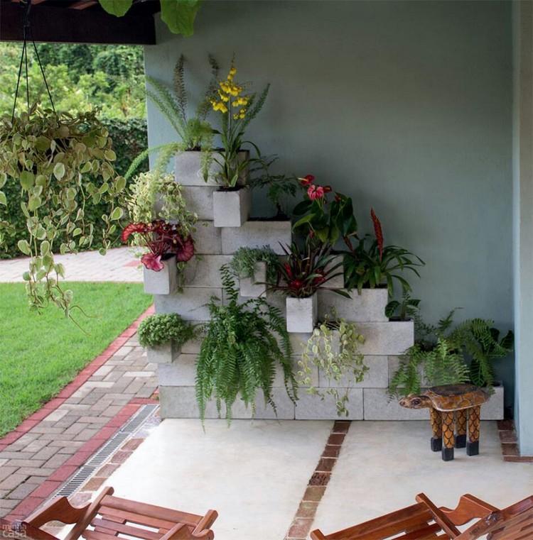 pequeno-jardim-quintal-pirâmide-blocos-de-concreto-flores