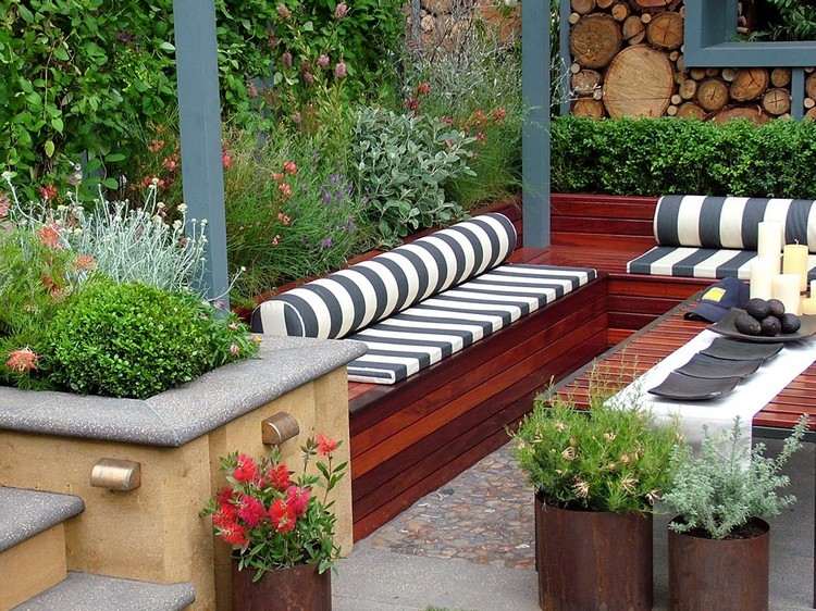 Pequeno jardim no quintal - banco de madeira - canteiros elevados