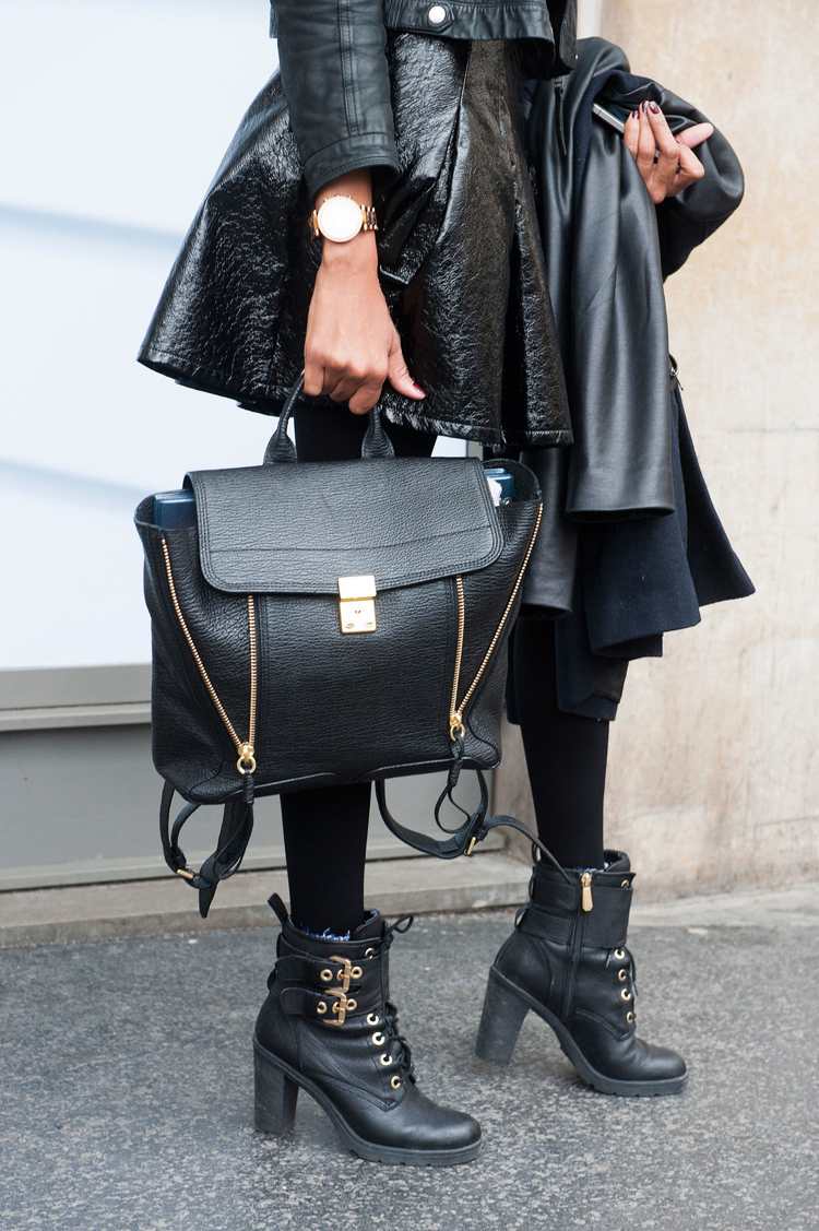 Mochila pequena-bolsa-outfit-preto-couro-elegante-mulher