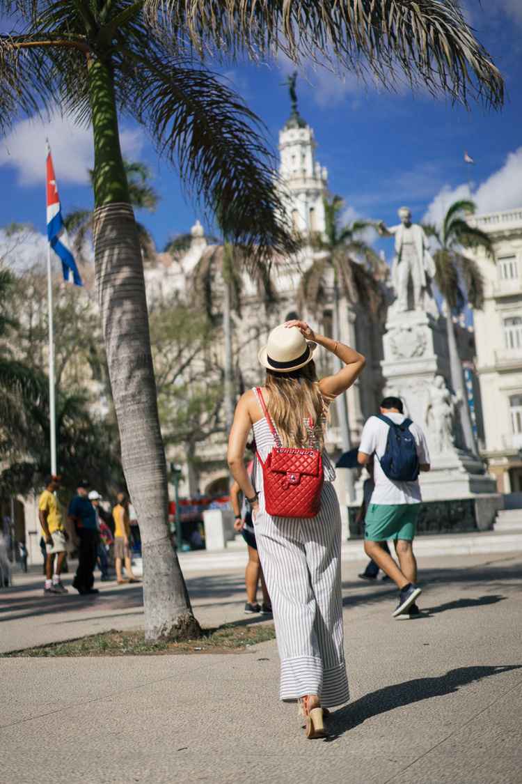 Mochila pequena-bolsa-outfit-tufado-chanel-elegante