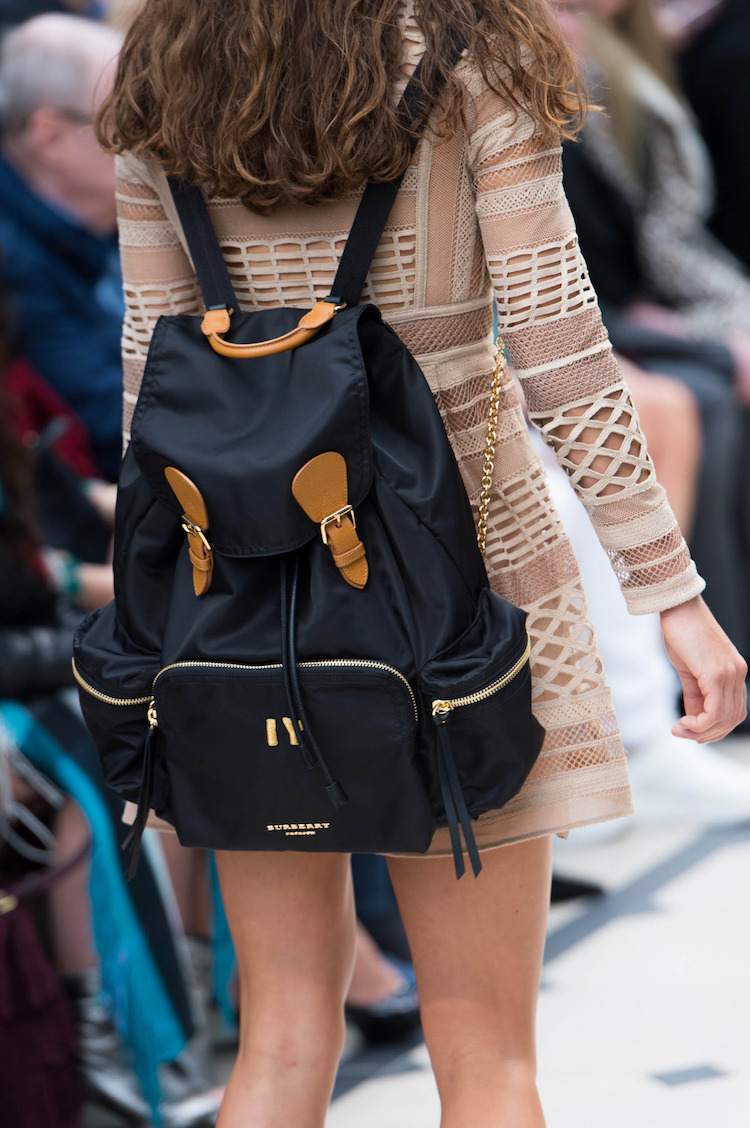 mochila-mochila-bolsa-outfit-preto-marrom-burberry