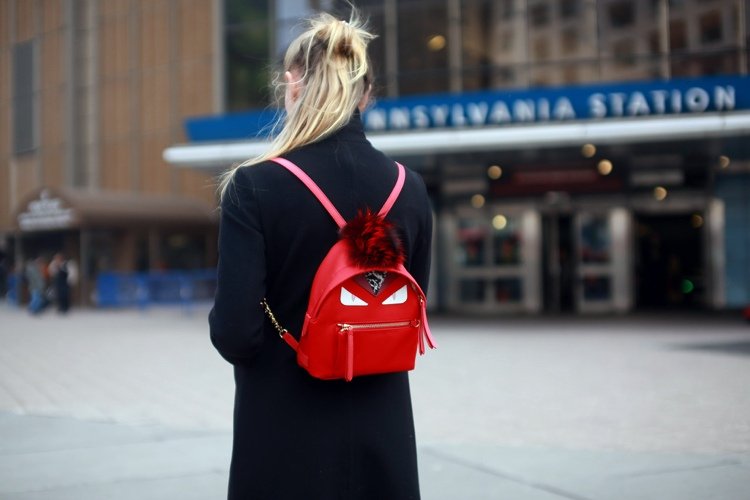 mochila-mochila-bolsa-roupa-couro-vermelho-fendy