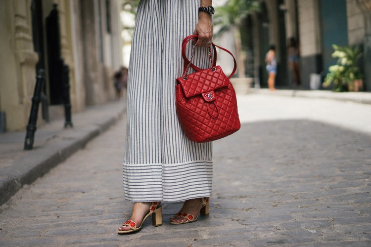 Mochila pequena-bolsa-outfit-couro-chanel-vermelho