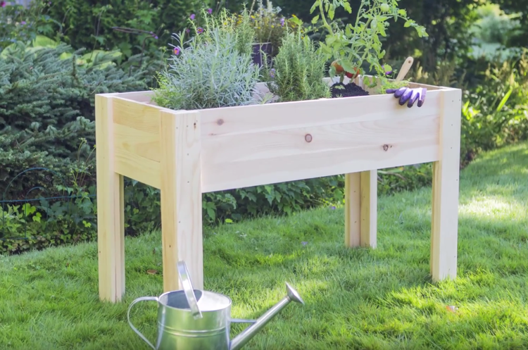 Mesa cama elevada varanda-ervas-tomates