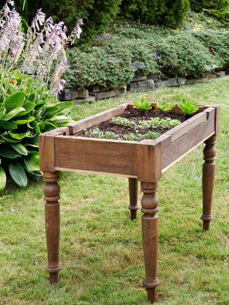 cama elevada-velha-mesa-varanda-pequena