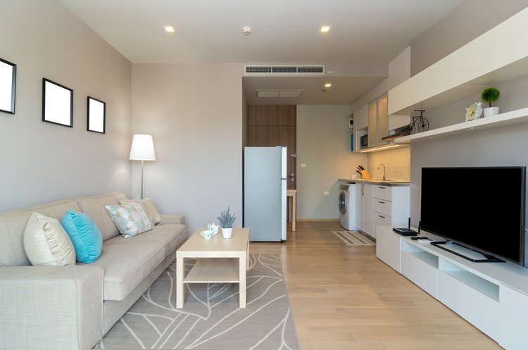Pequena sala de estar com móveis que economizam espaço