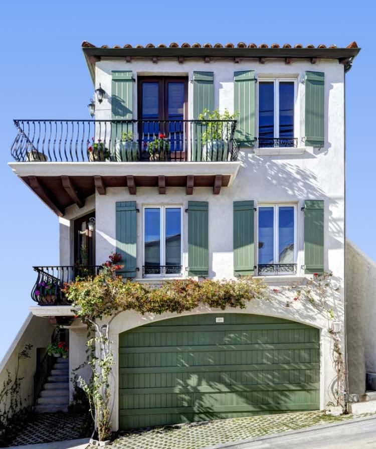 Plantas trepadeiras-varanda-terraço-casa-branco-janela veneziana-verde-mediterrâneo