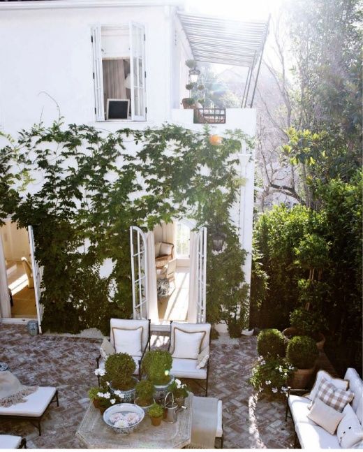 Móveis de terraço com parede de móveis brancos verdes buxo