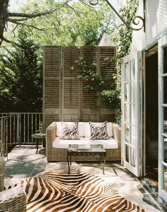 Tapete zebra com tela de privacidade de madeira para varanda e terraço
