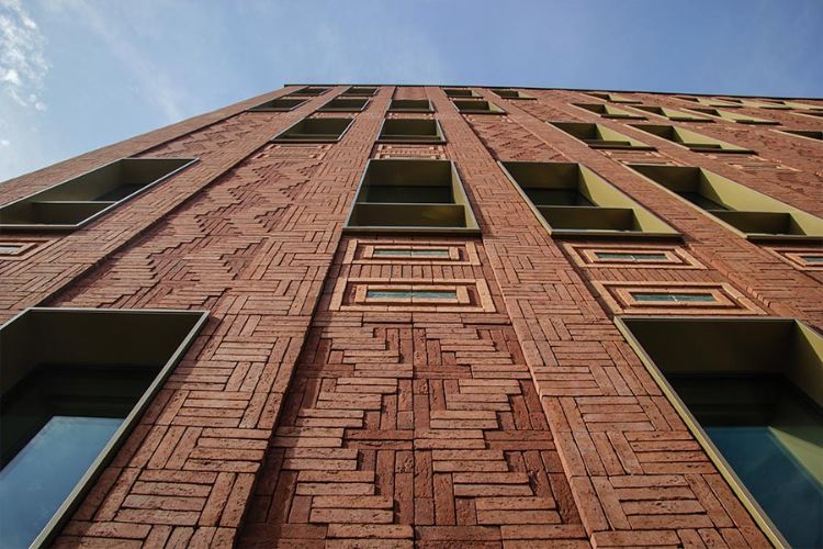 revestimento de parede fachada exterior design inovador arquitetura virada de tijolo tamanhos de formas coloridas verticalmente dispostas horizontalmente