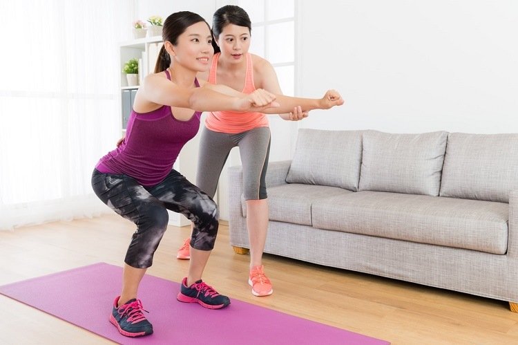 Execução de agachamento Variantes de exercícios de agachamento - treino para mulheres em casa