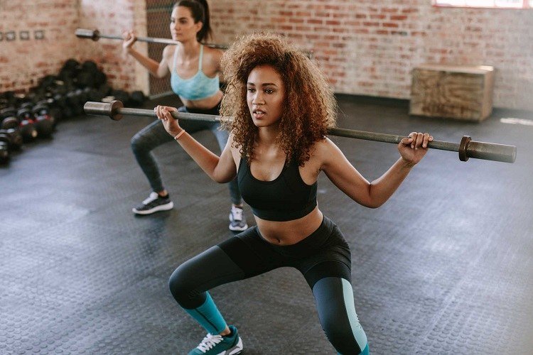 Plano de treino de agachamento com barra para parte superior do corpo feminino para casa
