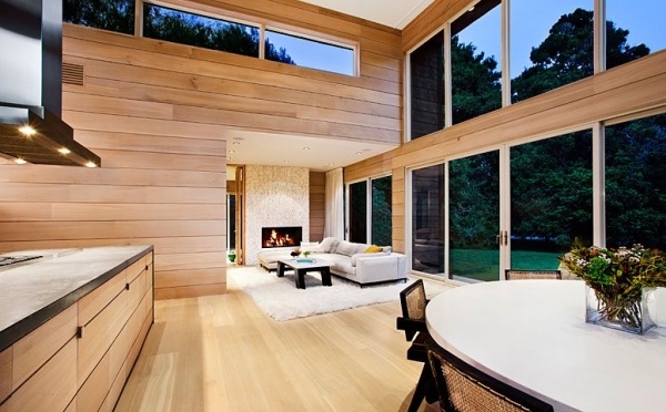 Eco house com teto alto, construção de revestimento de madeira confortável e com eficiência energética