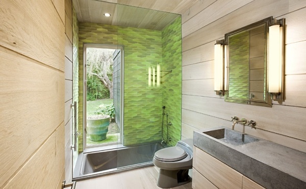 Casa de banho com design de madeira com aspecto de cabina de duche em azulejo verde