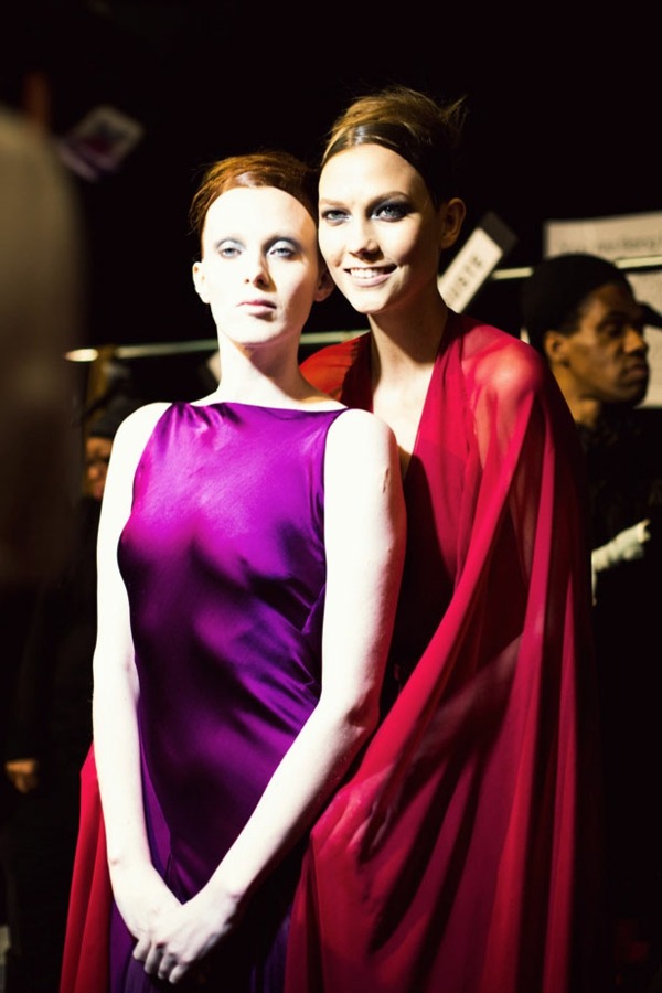 Vestidos-violeta-escuro-vermelho-por-Donna-Karan