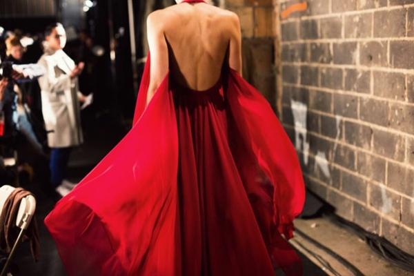 vestido-vermelho-tijolo sem costas