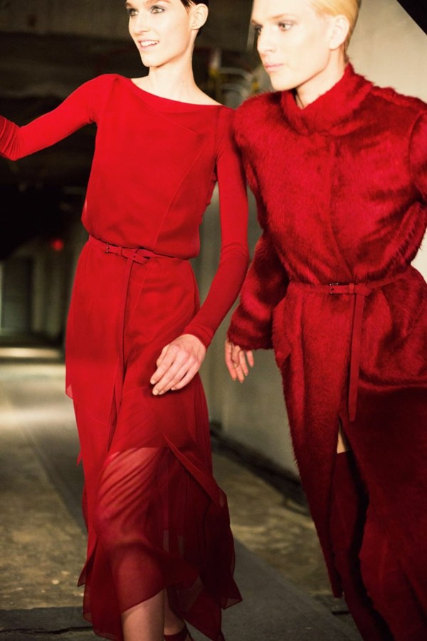 casaco de pele vermelha e vestido vermelho em estágios