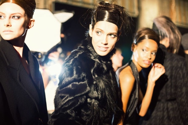 Modelos-backstage-pinned-up-hair-casacos-Donna-Karan