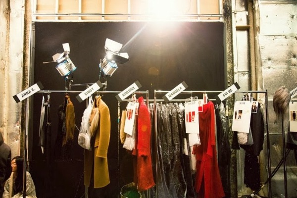 roupas penduradas nos bastidores com luzes