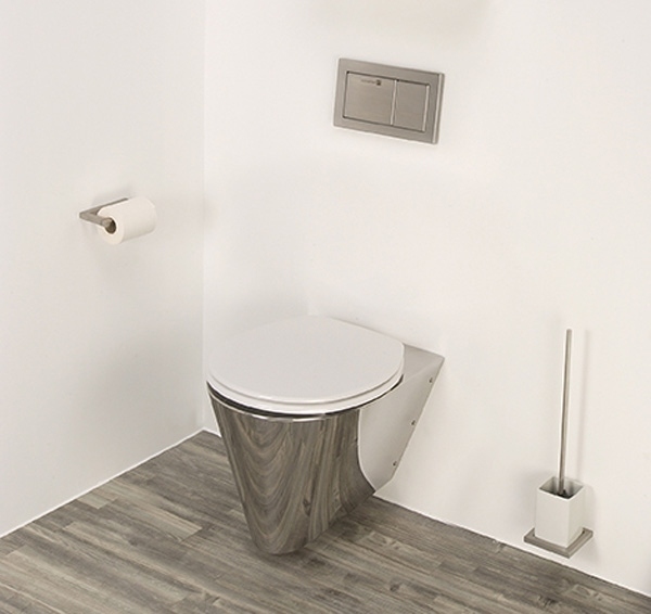 Banheiro com design Neo branco moderno piso de madeira