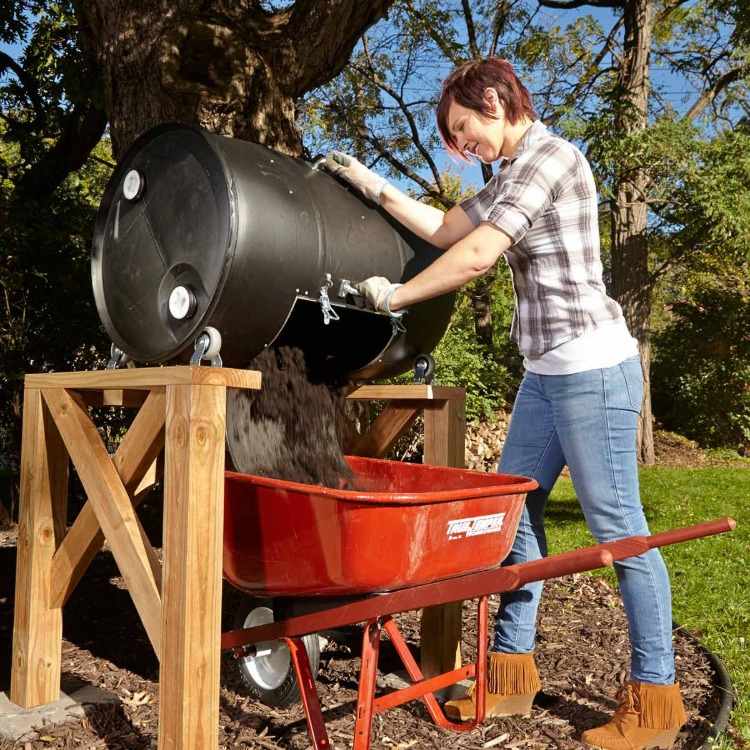 Esconda o tambor de compostagem para o jardim e descarte-o com um carrinho de mão