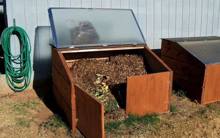 ideias de reciclagem com porta de chuveiro velha escondendo composto no jardim