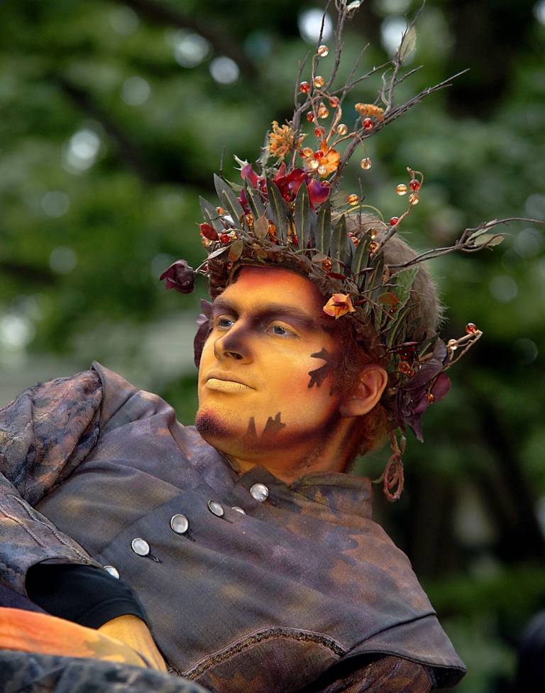 traje de espírito da floresta homem cocar e maquiagem em laranja e marrom